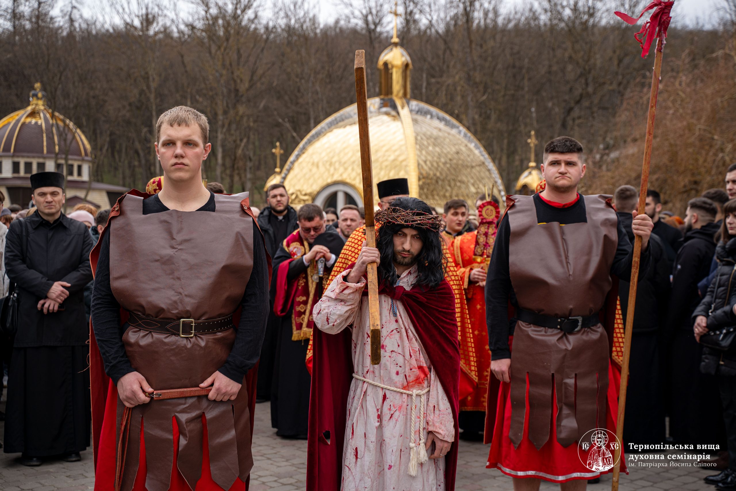 Архиєпархіальна хресна дорога в Зарваниці за мир в Україні